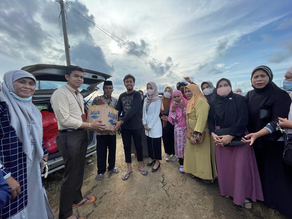 Ketua PKK Kelurahan Lembo Berikan Bantuan pada Korban Kebakaran di Buloa